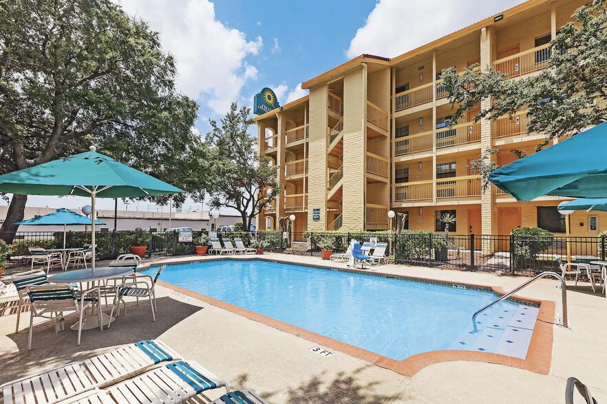 More Photos Of 12822 N Interstate 35, Live Oak Hotel For Sale