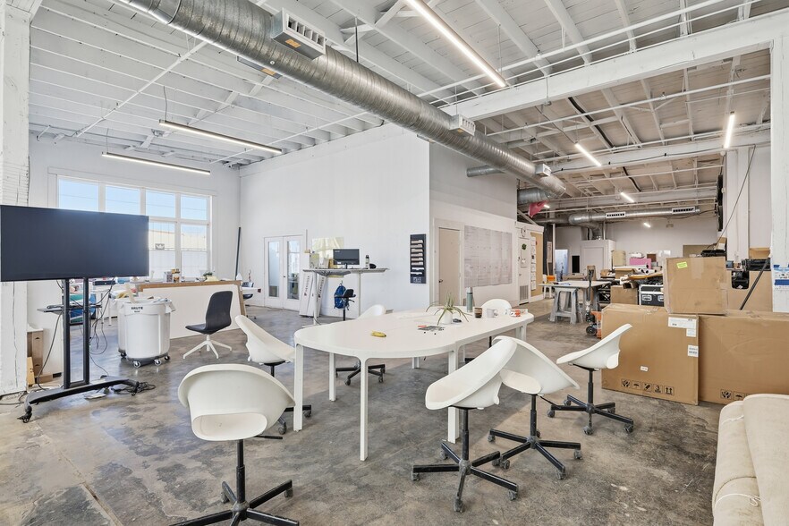 More Photos Of 2700 Atlanta St, Dallas Warehouse For Lease