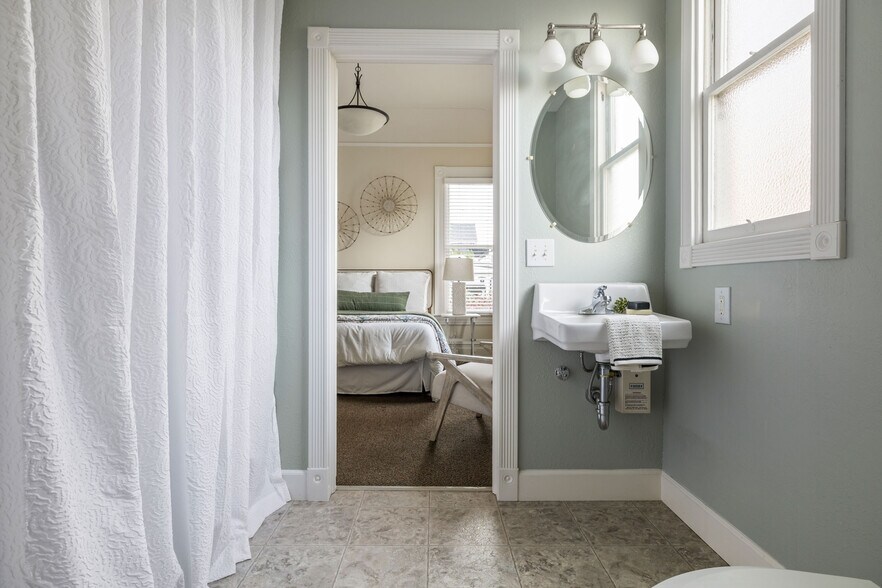 More Photos Of 531 1/2 E Washington St, Petaluma Office For Sale