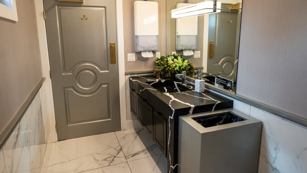 More Photos Of 16610 Ventura Blvd, Encino Storefront For Lease