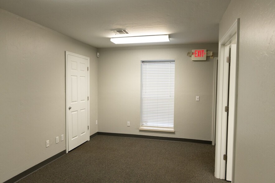 More Photos Of 2350 S Midwest Blvd, Oklahoma City Light Manufacturing For Lease