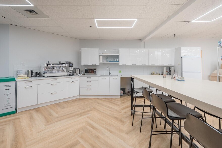 More Photos Of 50 Rue Saint-Charles O, Longueuil Medical For Lease