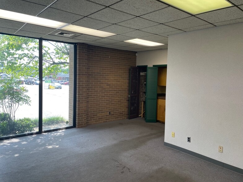 More Photos Of 312 Madison St, Clarksville Office For Sale