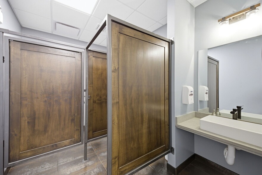 More Photos Of 326 SE Douglas St, Lees Summit Office For Sale