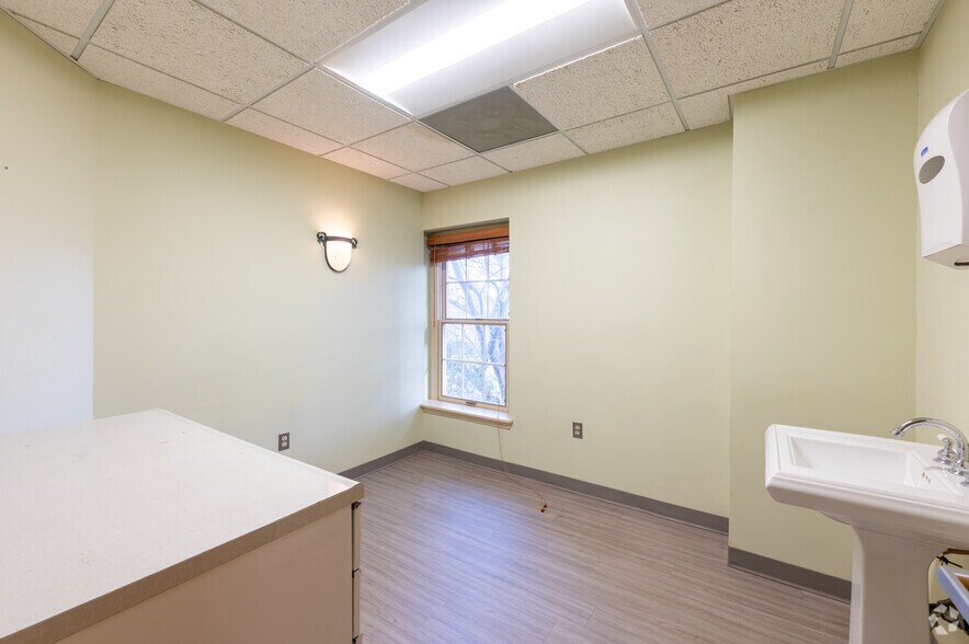 More Photos Of 5602-5654 Shields Dr, Bethesda Medical For Lease