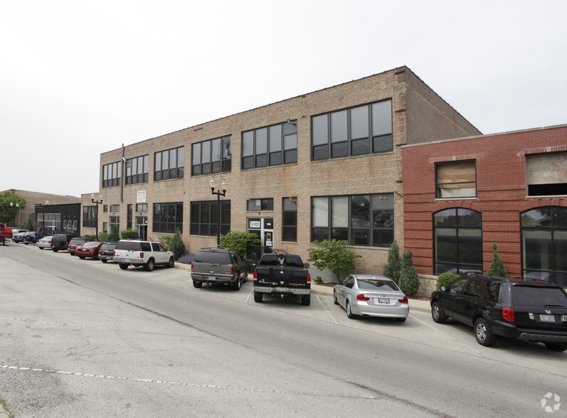 More Photos Of 4222 N Ravenswood Ave, Chicago Manufacturing For Lease