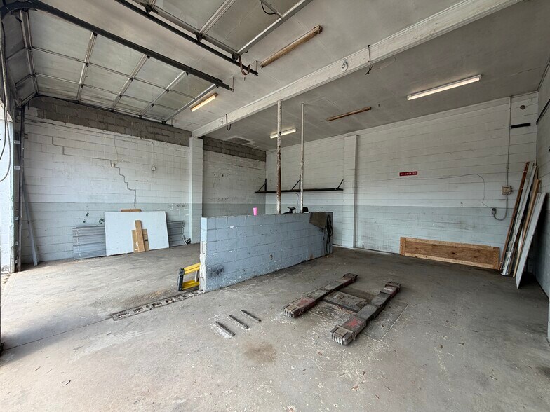More Photos Of 2800 Davis Hwy N, Pensacola Auto Repair For Lease