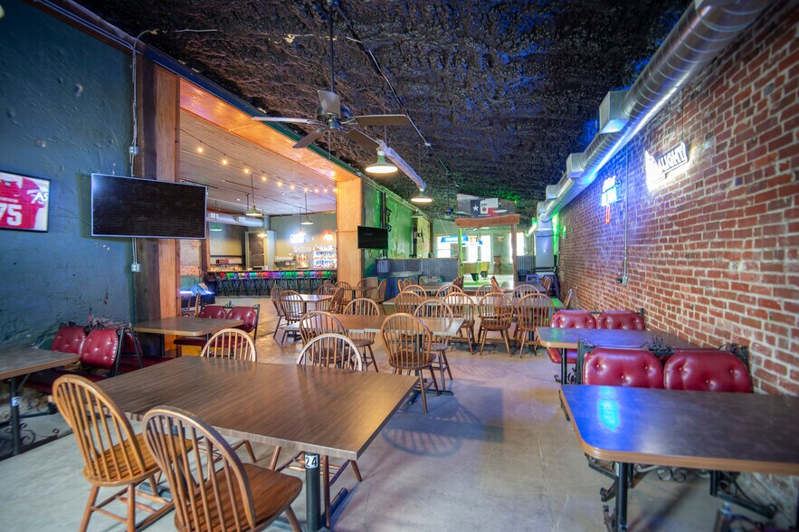 More Photos Of 514-520 N Railroad St, Burton Restaurant For Lease