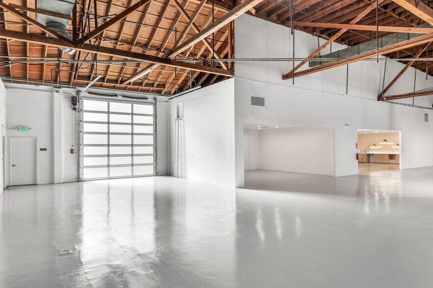 More Photos Of 860 Charter St, Redwood City Research And Development For Lease