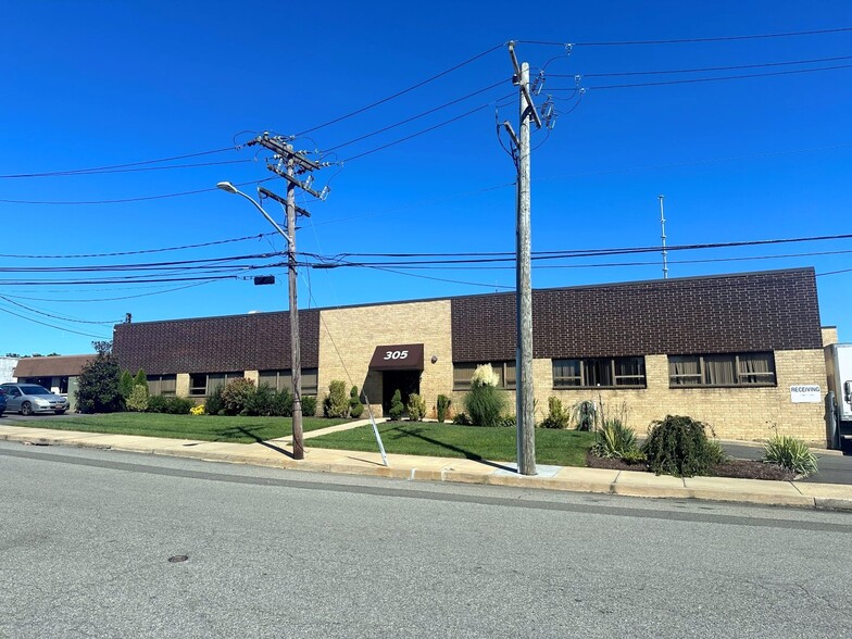 Primary Photo Of 305 Suburban Ave, Deer Park Warehouse For Sale