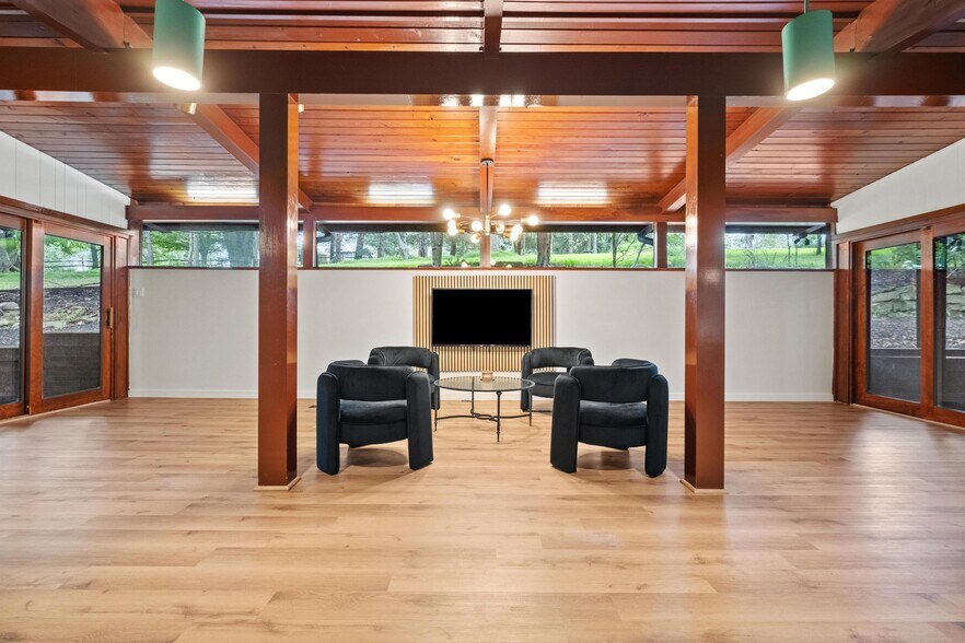 More Photos Of 176 Kingsview Dr, Weirton Showroom For Sale