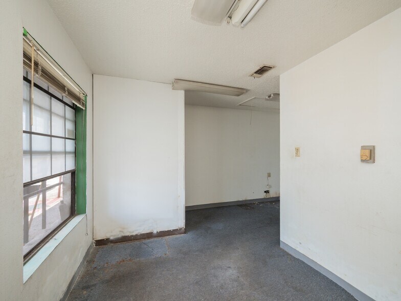 More Photos Of 8212 Georgian Dr, Austin Office For Sale