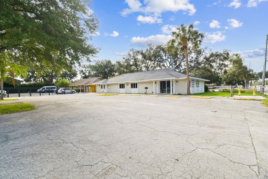 More Photos Of 12425 N Florida Ave, Tampa Medical For Lease