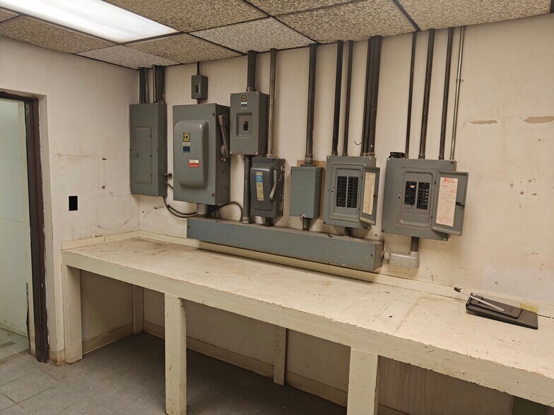 More Photos Of 208 1st St, McCook Office For Sale