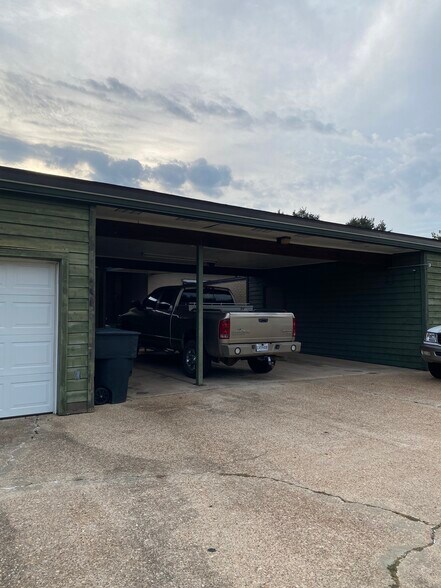 More Photos Of 9400 Village Green Dr, Shreveport Office For Lease