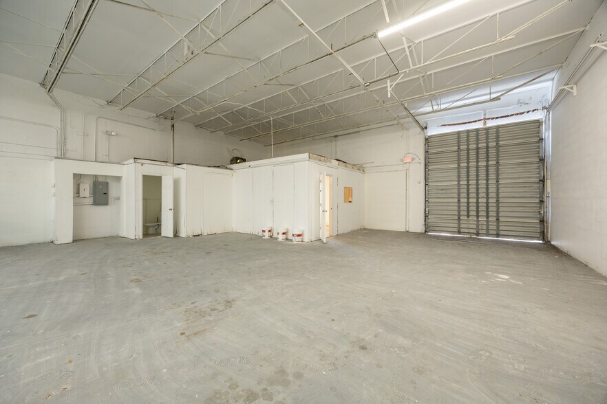 More Photos Of 683 W 26th St, Hialeah Service For Sale