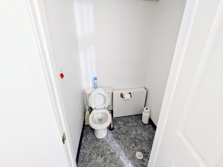 More Photos Of 802 E Baltimore Blvd, Flint Specialty For Sale