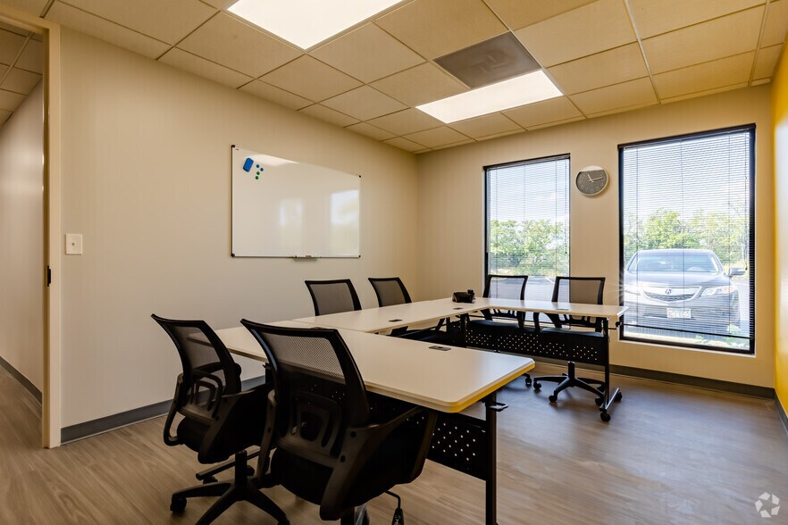 More Photos Of 1835 Rohlwing Rd, Rolling Meadows Unknown For Lease