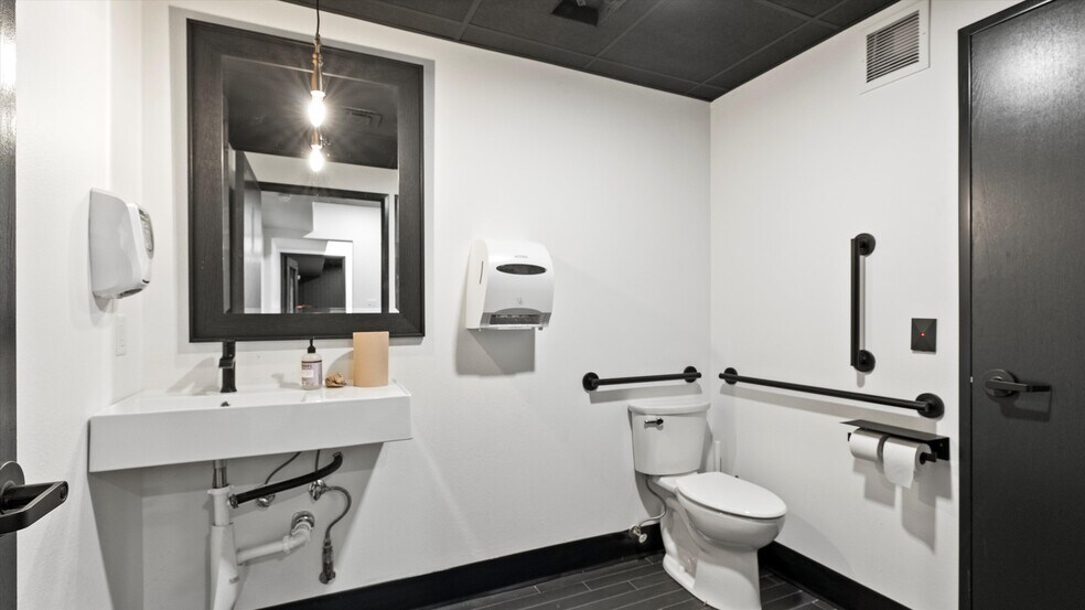 More Photos Of 5808 Bedford St, Pasco Office For Sale