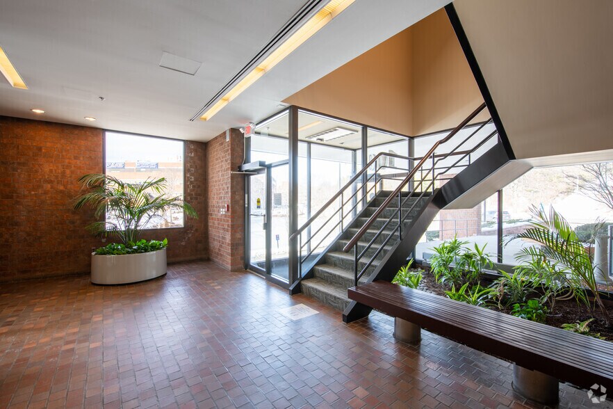 More Photos Of 100 Unicorn Park Dr, Woburn Office For Lease