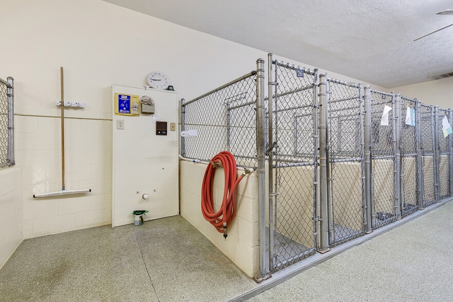 More Photos Of 22 Jefferson Pl, Newnan Veterinarian Kennel For Sale