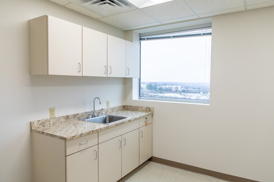 More Photos Of 16909 Lakeside Hills Ct, Omaha Medical For Lease