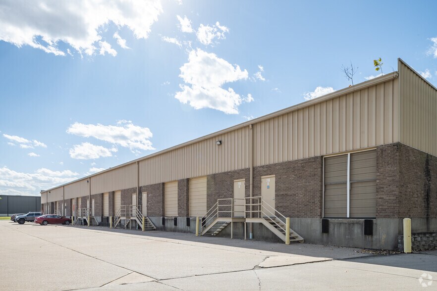More Photos Of 716 Crown Industrial Ct, Chesterfield Unknown For Lease