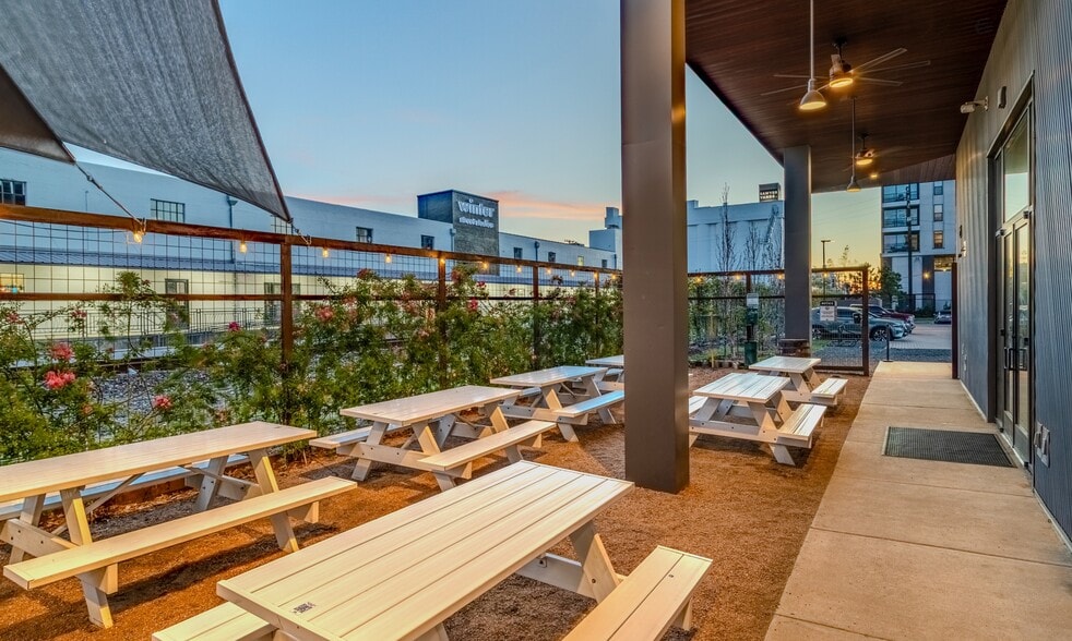 More Photos Of 2101 Summer St, Houston Freestanding For Lease