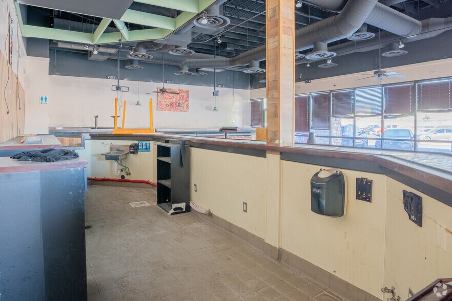 More Photos Of 9620 N Metro Pky W, Phoenix General Retail For Sale