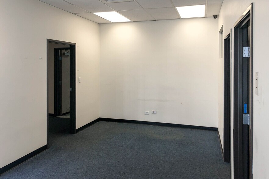 More Photos Of 250 E Dry Creek Rd, Littleton Unknown For Lease