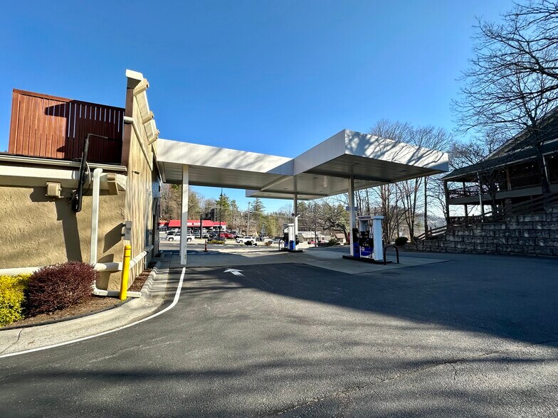 More Photos Of 450 E King St, Boone Service Station For Sale