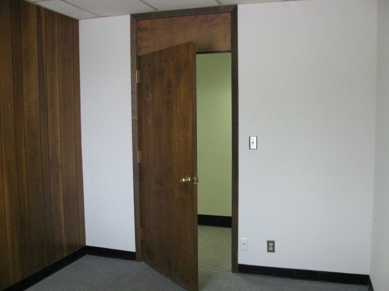 More Photos Of 6600 W 95th St, Overland Park Office For Lease