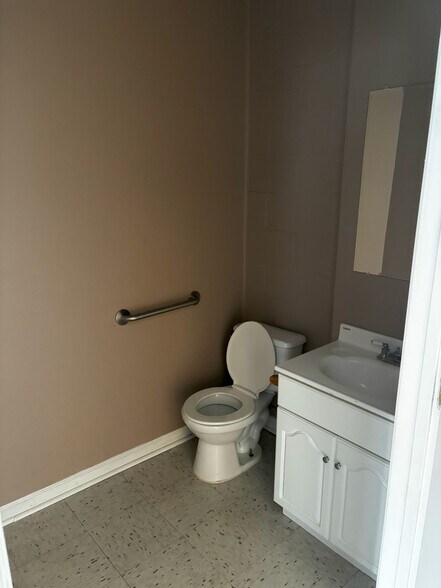 More Photos Of 301 W Main St, Union General Retail For Lease