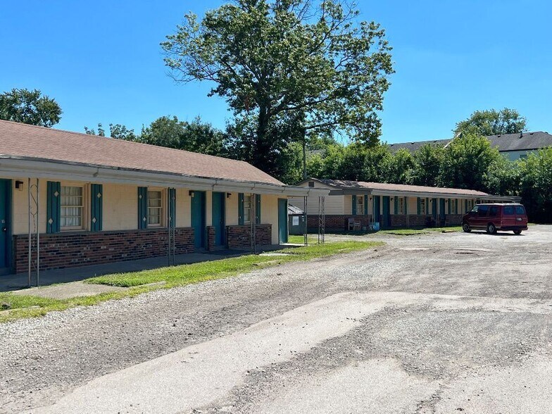 More Photos Of 1560 E 10th St, Jeffersonville Hotel For Sale