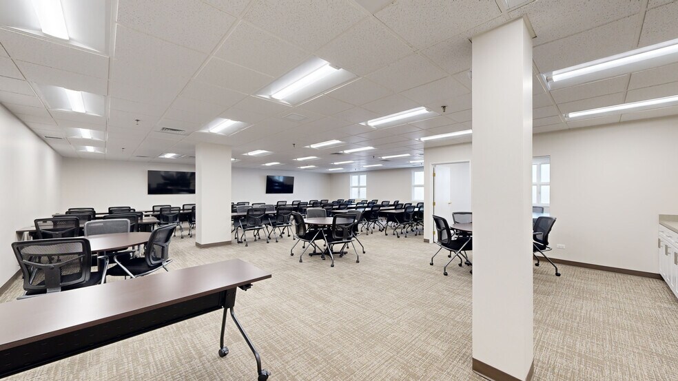 More Photos Of 900 Jorie Blvd, Oak Brook Unknown For Lease