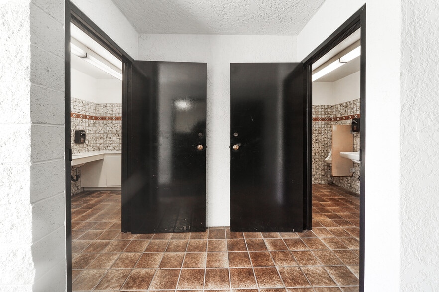 More Photos Of 1301 E Main St, Santa Paula Service For Sale