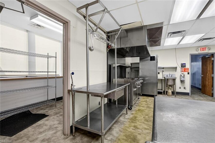 More Photos Of 852 E Highland Rd, Macedonia Flex For Lease