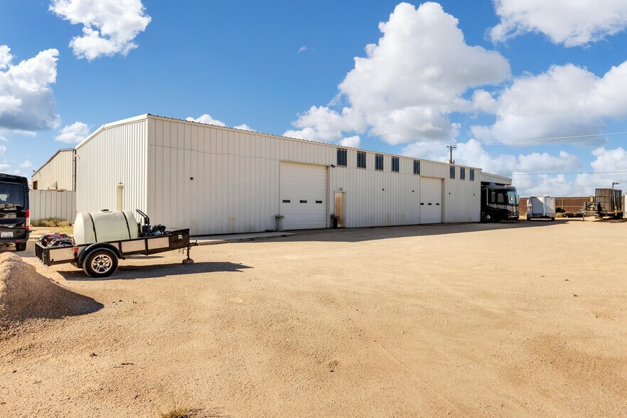 More Photos Of 1525 N Avenue D, Odessa Flex For Sale