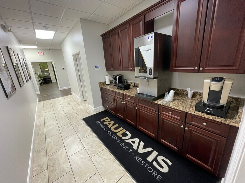 More Photos Of 3306 Waterfield Rd, Lakeland Warehouse For Lease