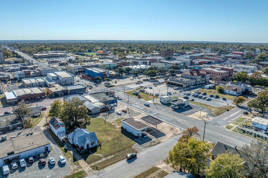 More Photos Of 212 N Austin Ave, Denison Bank For Sale