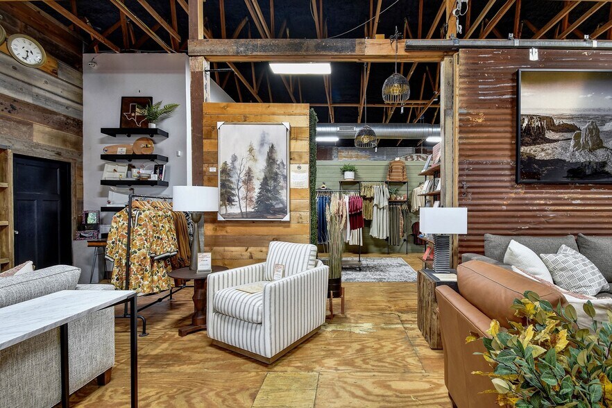 More Photos Of 330 W Mercer St, Dripping Springs Freestanding For Lease
