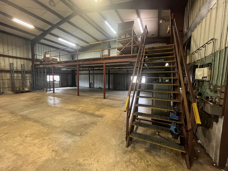 More Photos Of 1734 5th St, Bradenton Warehouse For Lease