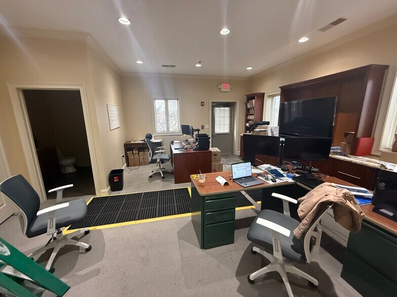 More Photos Of 90 Templeton Dr, Oswego Warehouse For Sale