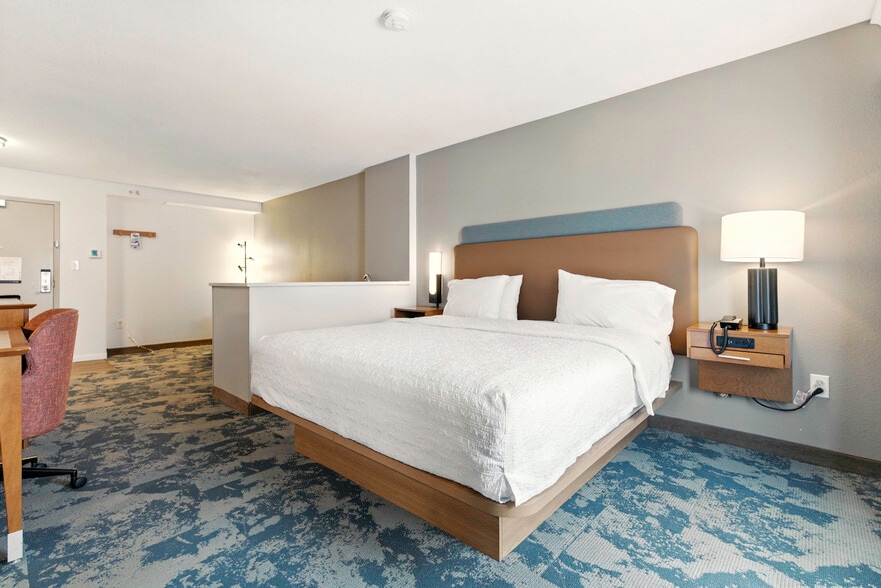 More Photos Of 16555 Midland Dr, Shawnee Hotel For Sale