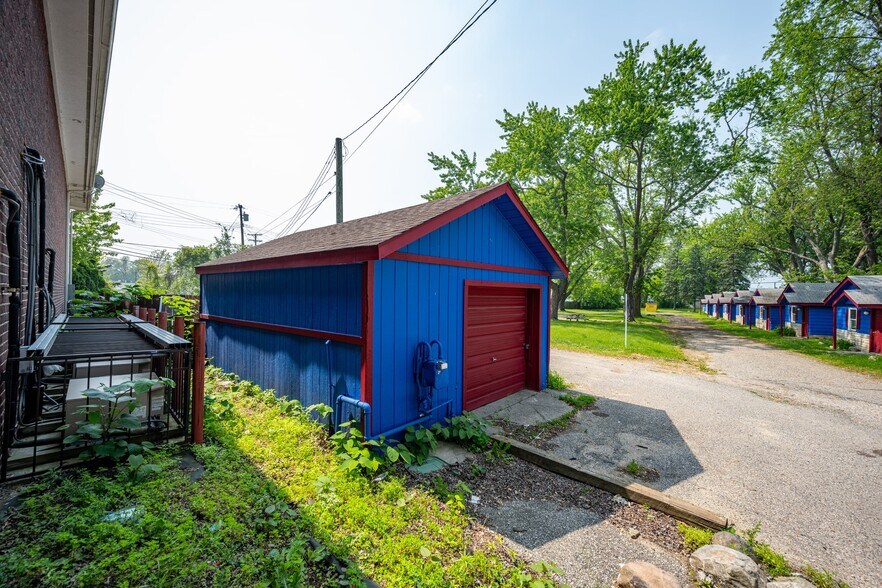 More Photos Of 8230 Highland Rd, White Lake Hotel For Sale
