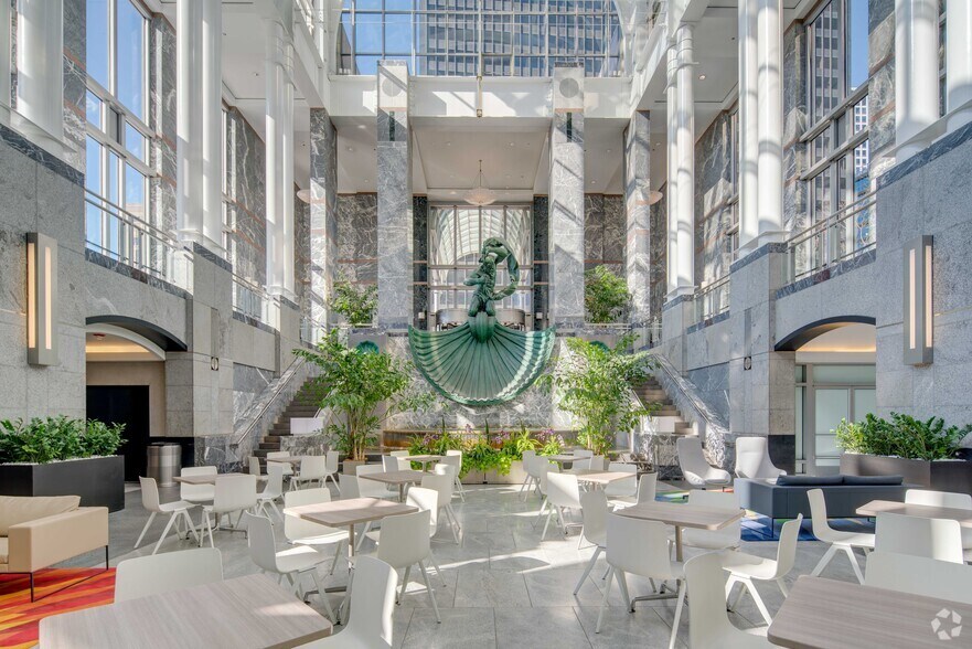 More Photos Of 311 S Wacker Dr, Chicago Office For Lease