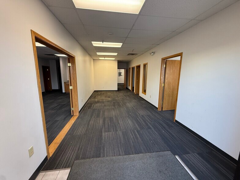 More Photos Of 2037 Grand Ave, West Des Moines Office For Lease