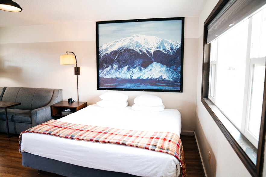More Photos Of 525 W Rainbow Blvd, Salida Hotel For Sale