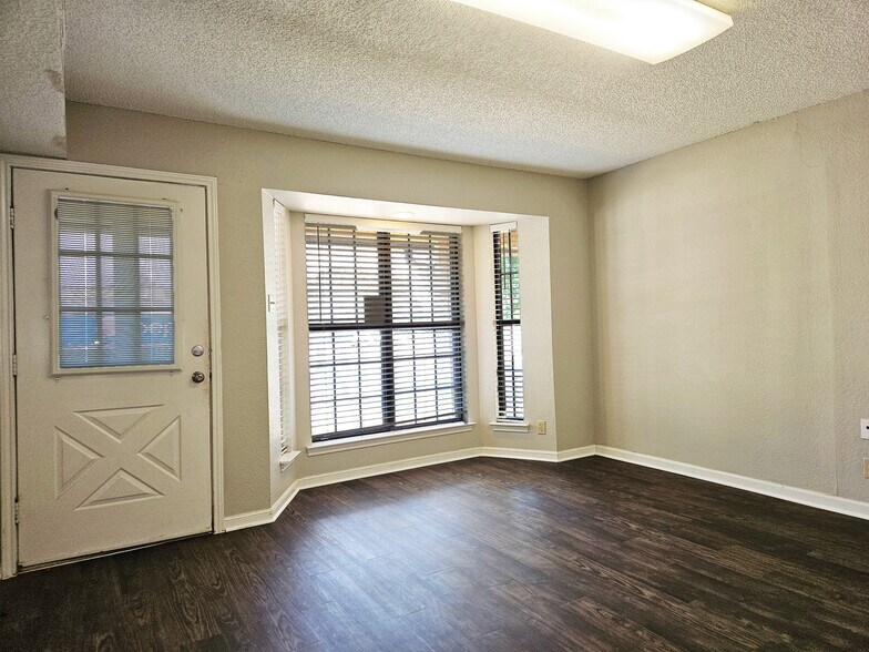 More Photos Of 2015 Monarch Dr, Austin Medical For Sale