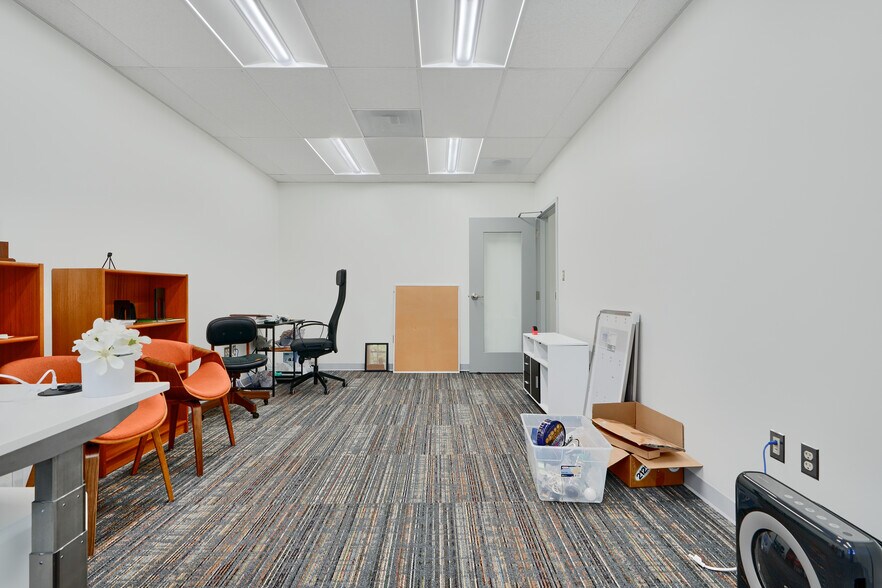 More Photos Of 11 Center Pl, Dundalk Office For Sale